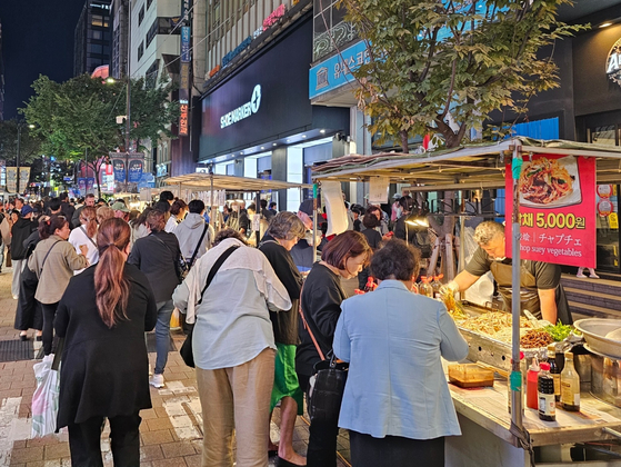 Foreign travelers in Myeondong, Jung District in Seoul last year. Seoul will intensity its crackdown on merchants overpricing tourists in Myeongdong, [JOONGANG ILBO]