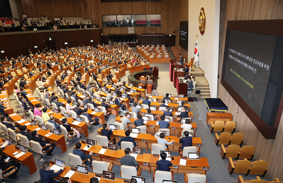 The last plenary session of the 21st National Assembly is gathered on the floor of the legislature on Tuesday afternoon to vote on a bill mandating a special counsel probe into the government's handling of a Marine's death by drowning last summer. [YONHAP]