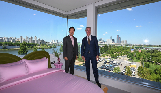 Seoul Mayor Oh Se-hoon, left, and Airbnb Chief Business Officer Dave Stephenson pose for a photo during a pre-opening event for Sky Suite, a lodging facility on Hangang Bridge, on Tuesday. [JOINT PRESS CORPS]