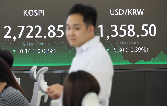 A screen in Hana Bank's trading room in central Seoul shows the Kospi closing at 2,722.85 points on Tuesday, down 0.01 percent, or 0.14 points, from the previous trading session. [YONHAP]