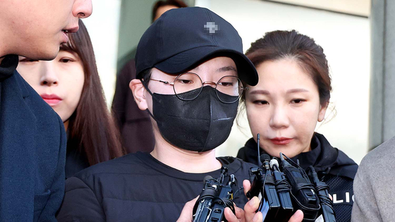 Jeon Cheong-jo walks out from the Seoul Songpa Police Station and heads to the Seoul Eastern District Prosecutors’ Office in southern Seoul in November. [YONHAP] 