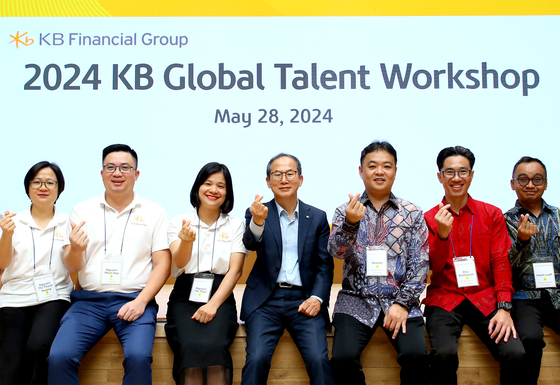 KB Financial Group Chairman Yang Jong-hee, center, and participants in the KB Global Talent Workshop pose for a photo at one of the event's programs held in Seoul on Tuesday. [KB FINANCIAL GROUP]