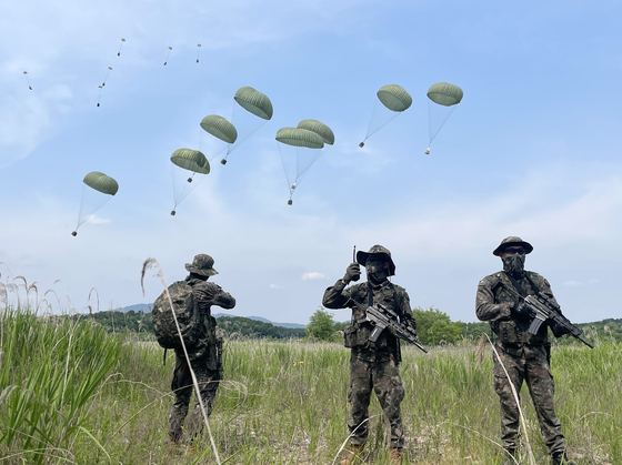 Soldiers from the South Korean Army’s Ground Operations Command practice retrieving supplies dropped by a C-130 transport aircraft from the U.S. Air Force during a joint exercise in Yeoju, Gyeonggi, on Wednesday. [REPUBLIC OF KOREA GROUND OPERATIONS COMMAND]