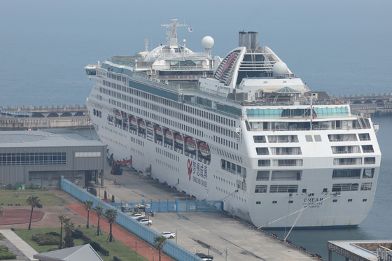 Passengers get off the vessel Dream, a cruise ship that left from Tianjin, China, at Jeju Port on April 30. [YONHAP]