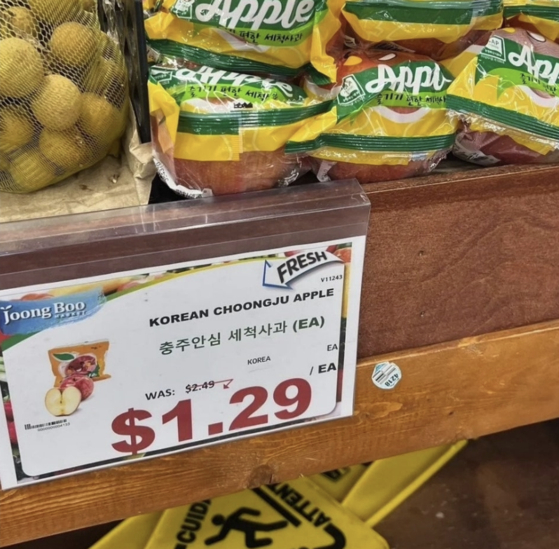 Chungju apples on display at a grocery store in the United States. [JOONGANG ILBO]