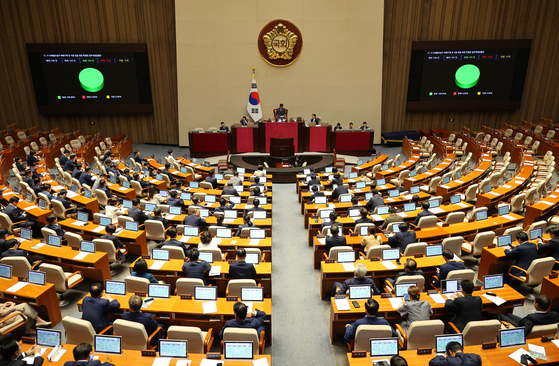 The Sewol Victim Support Act is passed by the National Assembly on Tuesday. [YONHAP]