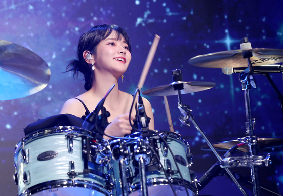 Girl group QWER Chodan plays the drums for the group's lead track ″Discord″ from its debut single ″Harmony from Discord″ at a showcase on Oct. 18, 2023. [NEWS1]