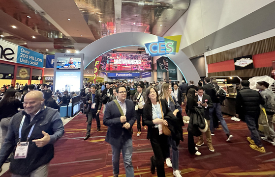 Visitors to the CES 2024 crowded at the Las Vegas Convention Center in Las Vegas, Nevada, on Jan. 11 for the tech event. [YONHAP]