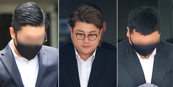 Trot singer Kim Ho-joong, center, attends a warrant review hearing on Friday for his alleged drunk-hit-and-run incident. Pictured left is Lee Kwang-deuk, co-founder and CEO of Kim's agency Think Entertainment, who was also summoned by police on charges of instigating an escape and harboring a criminal; on right is the agency's director, surnamed Jeon, who was charged with destroying evidence. [YONHAP]