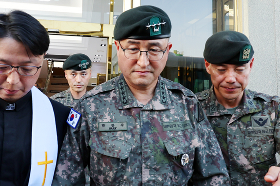 Army Chief of Staff Park An-su, center, walks out from a funeral hall in Naju, South Jeolla, on Tuesday after paying his condolences to the family of a soldier who died. [YONHAP] 