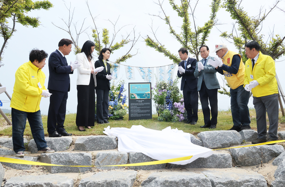 U.S. Special Envoy for North Korean Human Rights Julie Turner, third from left, attends an event on Friday unveiling a memorial stone wishing repatriation for South Korean abductees who were taken to the North, which was held in Seonyu Beach, Gunsan in North Jeolla. [YONHAP]