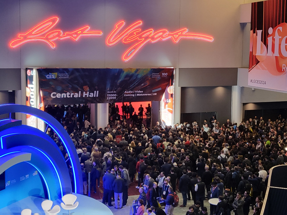 Visitors to the CES 2024 crowded the Las Vegas Convention Center in Las Vegas, Nevada, on Jan. 10 for the tech event. [YONHAP]