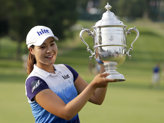 Korea's Chun In-gee raises the championship trophy after winning the U.S. Women's Open at Lancaster Country Club on July 12, 2015 in Lancaster, Pa. [AP/YONHAP]
