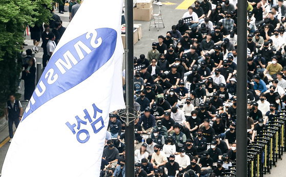 Workers from the National Samsung Electronics Union, Samsung Electronics’ largest labor union, at an event held on Friday. The employees called for better pay and more holidays at the rally. [YONHAP]