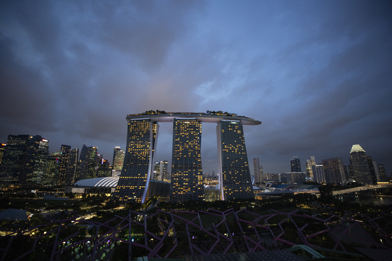 A view of the Marina Bay Sands and the city skyline in Singapore [EPA/YONHAP]