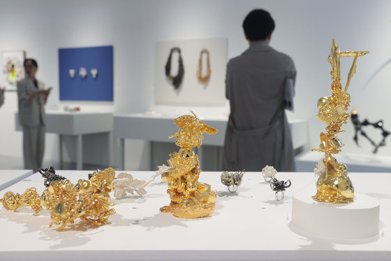Reporters look around “Beyond Adornment,” an exhibition featuring Korean and Austrian contemporary jewelry at the Seoul Museum of Craft Art in central Seoul on Monday. [YONHAP]