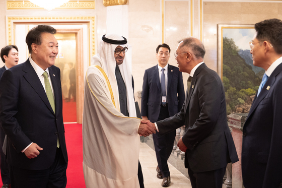 Hyundai Motor Group Executive Chair Euisun Chung, second from right, shakes hands with UAE President Mohamed bin Zayed Al Nahyan ahead of a state luncheon at the Yongsan presidential office on Wednesday. [PRESIDENTIAL OFFICE]