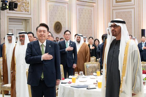 President Yoon Suk Yeol, left, salutes the national flag during a state luncheon for United Arab Emirates President Mohamed bin Zayed Al Nahyan, front right, alongside business leaders including Samsung Electronics Executive Chairman Lee Jae-yong, second from left, at the Blue House guesthouse in central Seoul Wednesday. [PRESIDENTIAL OFFICE]