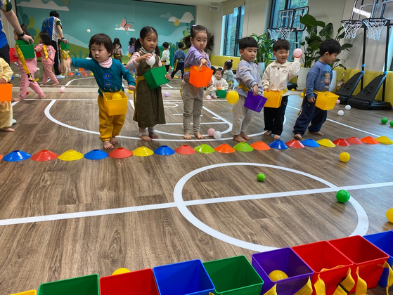 Children participating in playtime activities at Hyundai Mobis’ Mabuk Daycare Center. [HYUNDAI MOBIS]