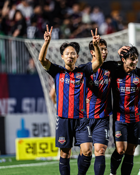 Suwon FC midfielder Lee Seung-woo, left, celebrates during a K League 1 match against Daegu FC at Suwon Sports Complex in Suwon, Gyeonggi in a photo shared on Suwon FC's official Facebook account on Wednesday. [SCREEN CAPTURE]