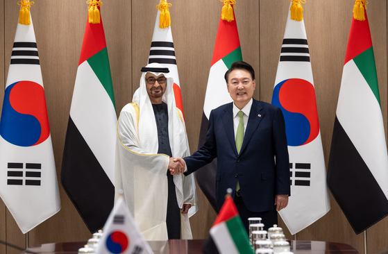 President Yoon Suk Yeol, right, and United Arab Emirates (UAE) President Mohamed bin Zayed Al Nahyan shake hands at the Yongsan presidential office ahead of their bilateral summit on Wednesday. [PRESIDENTIAL OFFICE]