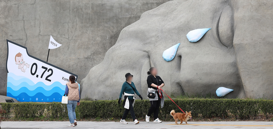 A public sculpture installed in Daegu is decorated with tears and a sinking ship with last year's record low fertility rate of 0.72 written on it, as part of a campaign to raise public awareness of tplunging childbirths, on March 17. [YONHAP]