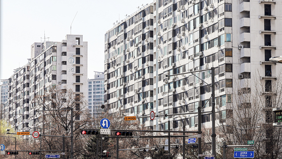 Jamsil Jugong 5 Danji apartment complex in southern Seoul. The complex, constructed in 1978, is set to be demolished and built as high as 70 stories. [YONHAP]