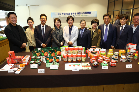 Minister of Agriculture, Food and Rural Affairs Song Mi-ryeong, fifth from left, and representatives from six kimchi producers at Museum Kimchikan in Jongno District, central Seoul [AGRICULTURE MINSITRY]
