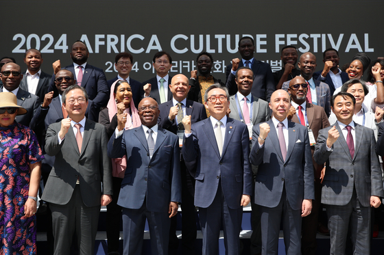 Korean Foreign Minister Cho Tae-yul, center, poses for a commemorative photo with diplomats and other attendees at the opening ceremony of the 2024 Africa Culture Festival in Seoul on May 10. [YONHAP]