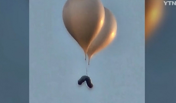 Two balloons with a package presumably carrying feces are spotted. [YTN]
