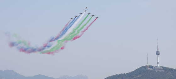 South Korean’s Black Eagles aerobatic team flies over central Seoul, where the presidential office is located, to welcome United Arab Emirates President Mohamed bin Zayed Al Nahyan on Wednesday. [YONHAP]