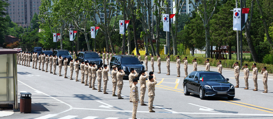 Members of Korea’s Ahk unit salute as a motorcade carrying United Arab Emirates (UAE) President Mohamed bin Zayed Al Nahyan arrives at the Yongsan presidential office in Seoul Tuesday. [PRESIDENTIAL OFFICE]