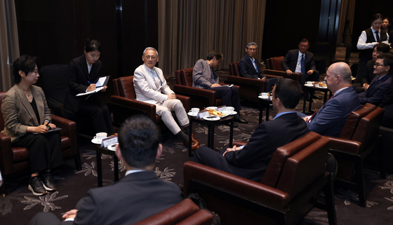 Minister of Culture, Sports and Tourism Yu In-chon, center in white suit, sits down for a talk with local copyright organizations prior to the beginning of the General Assembly of the International Confederation of Societies of Authors and Composers (Cisac) on Thursday at the Conrad Hotel in Yeouido, western Seoul. [MINISTRY OF CULTURE, SPORTS AND TOURISM]