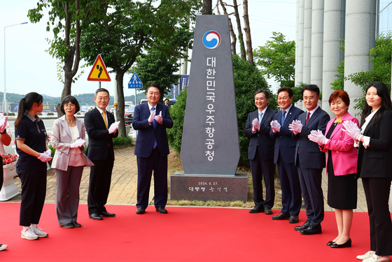 President Yoon Suk Yeol, fourth from left, claps as the stone marker inscribed with the name of the Korea AeroSpace Administration in Korean is unveiled in Sacheon, South Gyeongsang, during the agency's opening ceremony on Thursday. [JOINT PRESS CORPS]