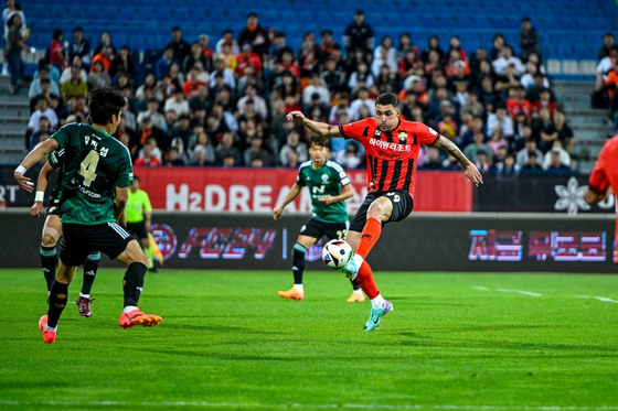 Gangwon FC Yago Cariello controls the ball during a K League 1 match against Jeonbuk Hyundai Motors at Chuncheon Songam Sports Town in Gangwon on Wednesday. [GANGWON FC]