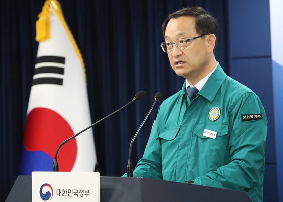 Deputy Health Minister Jun Byung-wang speaks in a press briefing held at Government Complex Seoul in Jongno District, central Seoul, on Friday. [NEWS1] 