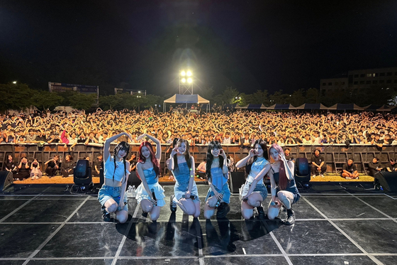 Girl group STAYC poses with the audience after performing in Kumoh National Institute of Technology in North Gyeongsang [HIGH UP ENTERTAINMENT]