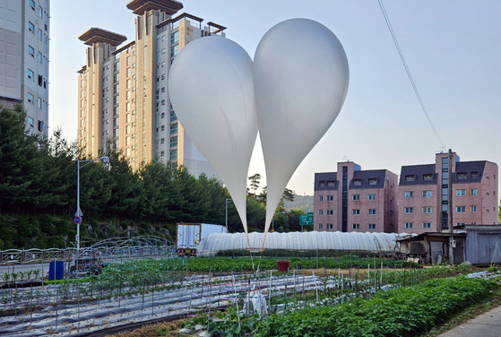 Two balloons suspected to be sent from North Korea are spotted on a farming field in Yongin, Gyeonggi, on Wednesday. [NEWS1]