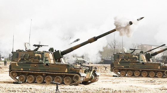 A K9 self-propelled howitzer conducts fire training during the 'Joint Artillery Firing Exercise' at Gangwon Province, in April this year. [JOONGANG DAILY]
