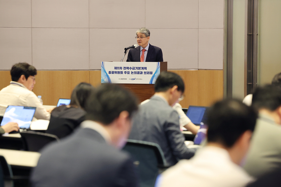 Chung-Ang University professor Jung Dong-wook, head of the advisory committee for Korea's 11th Basic Plan on Electricity and Supply (BPE), outlines the government's plans for electricity generation until 2038 in a briefing at FKI Tower in southern Seoul on Friday. [YONHAP]