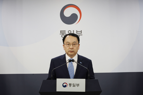 Koo Byoung-sam, spokesman at the Unification Ministry, speaks about the government's stance on North Korea's latest provocative acts at Government Complex Seoul on Friday. 