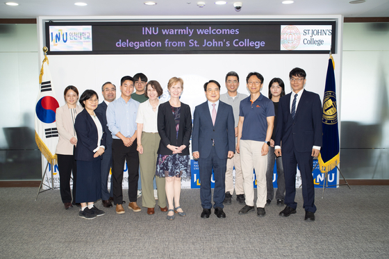 Nora Demleitner, president of St. John’s College, center left, and Park Jong-tae, president of Incheon National University (INU), center right, take a photo last week during a visit by a delegation from the American college to INU’s campus in Incheon in a photo released on Friday. [INCHEON NATIONAL UNIVERSITY]