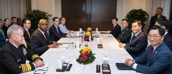 South Korean Defense Minister Shin Won-sik, second from right, sits across from U.S. Secretary of Defense Lloyd Austin, second from left, during their meeting on the sidelines of the Shangri-La Dialogue in Singapore on Sunday. [MINISTRY OF NATIONAL DEFENSE]