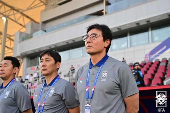 Hwang Sun-hong, right, looks on before an AFC U-23 Asian Cup match between Korea and China at Abdullah bin Khalifa Stadium in Doha, Qatar on April 19. [YONHAP] 