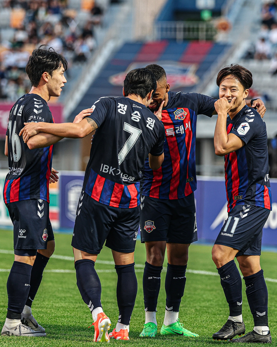 Suwon FC midfielder Lee Seung-woo, right, celebrates with his teammates during a K League 1 match against Incheon United at Suwon Sports Complex in Suwon, Gyeonggi in a photo shared on Suwon FC's official Facebook account on Sunday. [SCREEN CAPTURE]