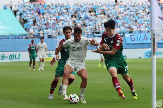 Daegu FC forward Cesinha, center, in action during a K League 1 match against Daejeon Hana Citizen at Daejeon World Cup Stadium in Daejeon in a photo shared on Daegu FC's official Facebook account on Sunday. [SCREEN CAPTURE]