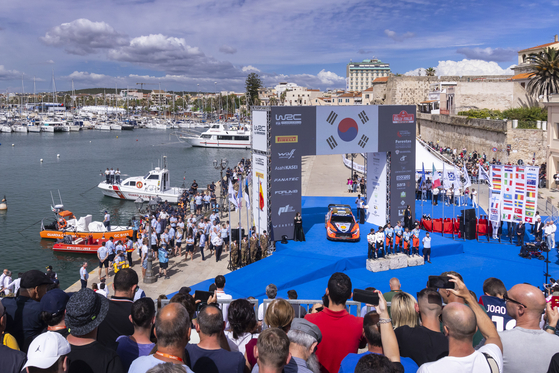 Lo Hyundai World Rally Team ha ottenuto la sua terza vittoria della stagione WRC in Italia