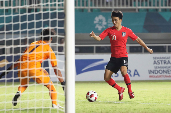 Korea's Hwang In-beom shoots during the U-23 men's football final at the 2018 Asian Games in Indonesia on Sept. 1, 2018. [NEWS1]