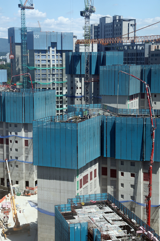 Apartments in Seoul undergoing reconstruction on Monday. [YONHAP]