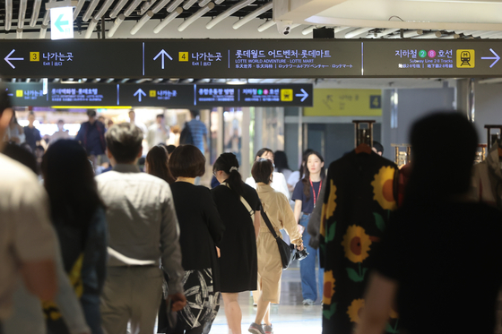 Commuters walk on the platform at Jamsil Station in Songpa District, southern Seoul, on May 23. [YONHAP] 